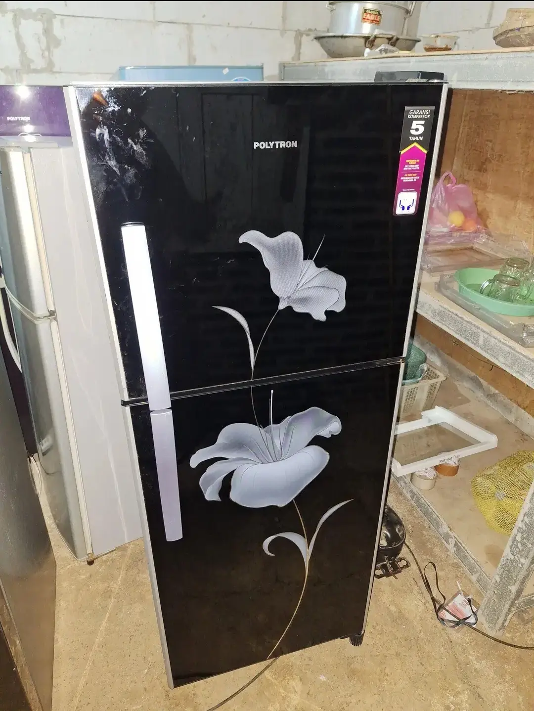 Kulkas hitam 2 pintu 